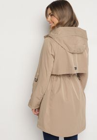Born2be - Ciemnobeżowa Klasyczna Kurtka Parka z Kapturem i Ściągaczem w Talii Tulasira. Okazja: na co dzień. Typ kołnierza: kaptur. Kolor: beżowy. Materiał: jeans. Styl: klasyczny #4