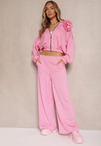 Renee - Różowy Komplet Dresowy z Wiskozą Spodnie o Szerokim Kroju i Bluza z Broszką Redaella. Kolor: różowy. Materiał: wiskoza, dresówka. Wzór: aplikacja