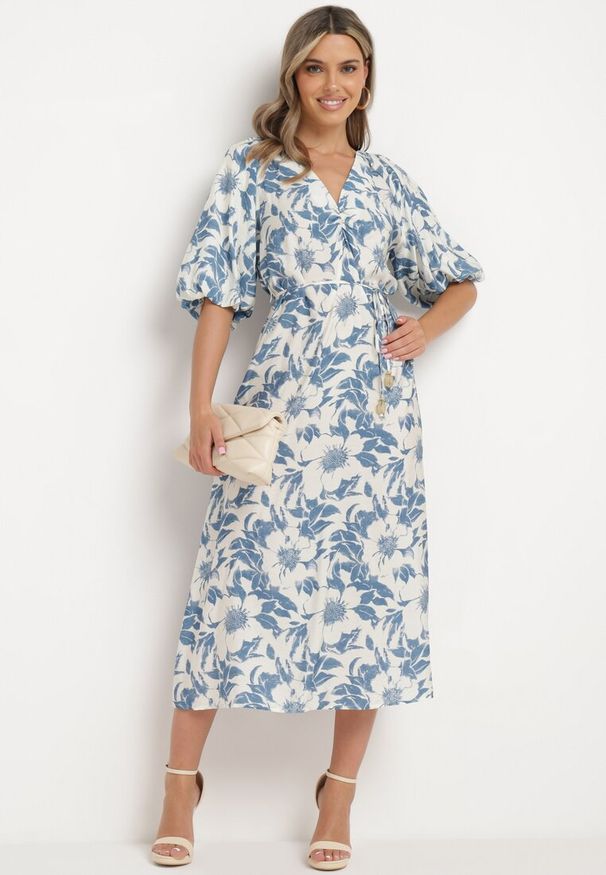 Born2be - Niebiesko-Biała Rozkloszowana Sukienka z Wiskozy Wykończona Bufiastymi Rękawami Maranea. Okazja: na co dzień. Typ kołnierza: dekolt w serek. Kolor: niebieski. Materiał: wiskoza. Typ sukienki: proste, w kształcie A. Styl: klasyczny, casual, elegancki