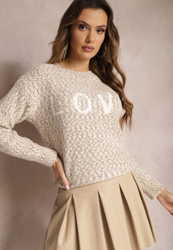 Renee - Beżowy Sweter z Ozdobnym Napisem Wykończony Ściągaczami Minisoji. Kolor: beżowy. Materiał: wiskoza, elastan. Wzór: napisy