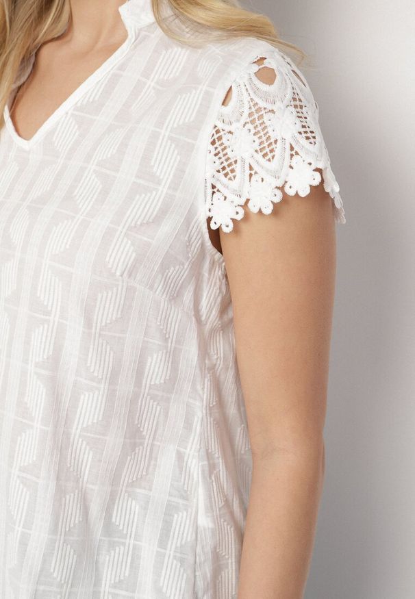Born2be - Biała Bawełniana Bluzka z Koronkowymi Rękawami i Ozdobnymi Tłoczeniami Adivien. Okazja: na co dzień. Typ kołnierza: dekolt w kształcie V. Kolor: biały. Materiał: koronka, bawełna. Długość rękawa: krótki rękaw. Długość: krótkie. Styl: elegancki, casual, wizytowy