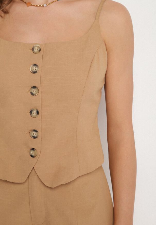 Born2be - Ciemnobeżowy Top z Bawełną na Cienkich Ramiączkach z Guzikami Divnea. Kolor: beżowy. Materiał: bawełna. Długość rękawa: na ramiączkach. Sezon: lato. Styl: klasyczny, elegancki