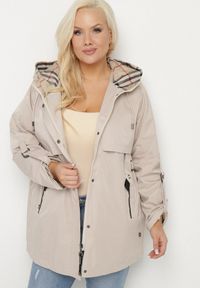 Born2be - Beżowa Kurtka Parka z Kapturem i Kieszeniami Eradilla. Okazja: na co dzień, na spacer. Typ kołnierza: kaptur. Kolekcja: plus size. Kolor: beżowy. Długość rękawa: długi rękaw. Długość: długie. Wzór: aplikacja. Styl: klasyczny, casual, elegancki