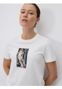 Reserved - T-shirt z nadrukiem Tamara Łempicka - biały. Kolor: biały. Materiał: bawełna, dzianina. Wzór: nadruk #1