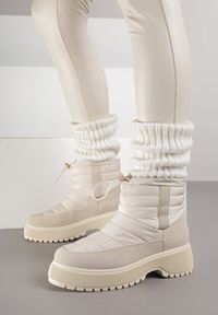 Born2be - Beżowe Śniegowce Ozdobione Pikowaną Cholewką Monalavea. Okazja: na co dzień. Kolor: beżowy. Materiał: jeans. Szerokość cholewki: normalna. Wzór: aplikacja. Styl: casual #2