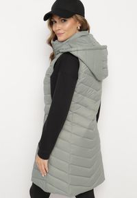 Born2be - Jasnozielona Pikowana Kamizelka z Odpinanym Kapturem Ivandirae. Okazja: na spacer, na co dzień. Kolor: zielony. Styl: casual, elegancki #3