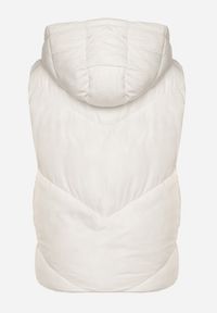 Born2be - Biała Klasyczna Kamizelka z Pikowanymi Przeszyciami i Kapturem Ollera. Okazja: na co dzień. Typ kołnierza: kaptur. Kolor: biały. Materiał: jeans. Styl: klasyczny #2