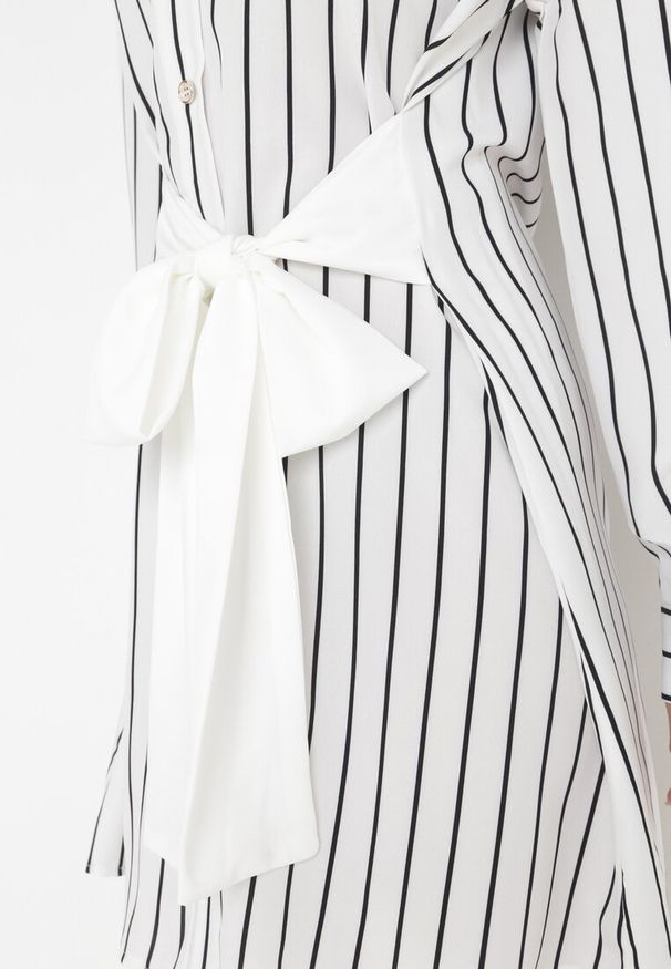 Born2be - Biała Wiskozowa Sukienka Mini o Fasonie Koszuli Zapinana na Guziki Romola. Kolor: biały. Materiał: wiskoza. Długość rękawa: długi rękaw. Typ sukienki: koszulowe. Długość: mini