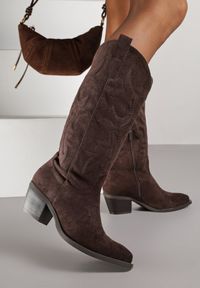 Renee - Brązowe Kozaki Typu Kowbojki w Klasycznym Stylu z Imitacji Zamszu Rilamira. Okazja: na co dzień. Kolor: brązowy. Materiał: zamsz. Styl: klasyczny