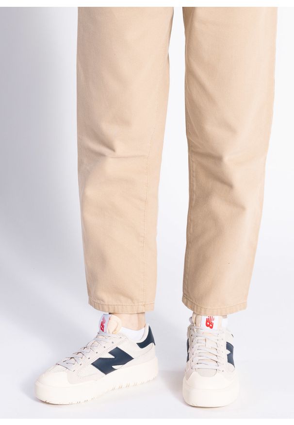 Sneakersy unisex beżowe New Balance CT302RC. Okazja: na co dzień. Kolor: beżowy. Materiał: koronka, zamsz. Szerokość cholewki: normalna. Wzór: napisy