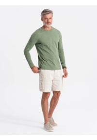 Ombre Clothing - Longsleeve męski bez nadruku - oliwkowy V2. Okazja: na co dzień. Kolor: oliwkowy. Materiał: bawełna. Długość rękawa: długi rękaw. Długość: długie. Styl: klasyczny, casual, rockowy #3