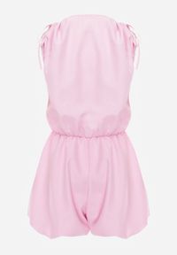 Renee - Różowy Kombinezon z Dekoltem Kopertowym Ozdobiony Wiązaniami na Ramionach Adrelure. Okazja: na co dzień. Kolor: różowy. Długość: krótkie. Wzór: aplikacja. Sezon: lato. Styl: casual #6