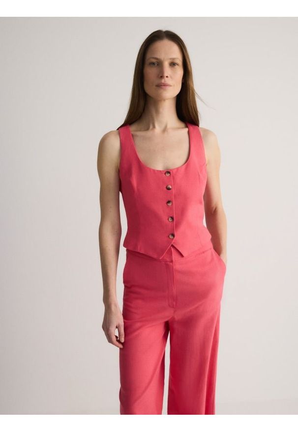 Reserved - Taliowana kamizelka z lnem - intenstywna czerwień. Kolor: czerwony. Materiał: len