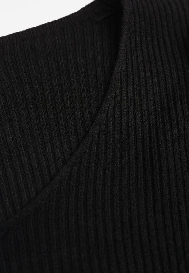 Born2be - Czarny Dopasowany Sweter z Prążkowanej Dzianiny z Bawełną z Dekoltem w Serek Tesma. Okazja: na co dzień. Typ kołnierza: dekolt w serek. Kolor: czarny. Materiał: bawełna, prążkowany, dzianina. Długość rękawa: długi rękaw. Długość: długie. Styl: elegancki, casual