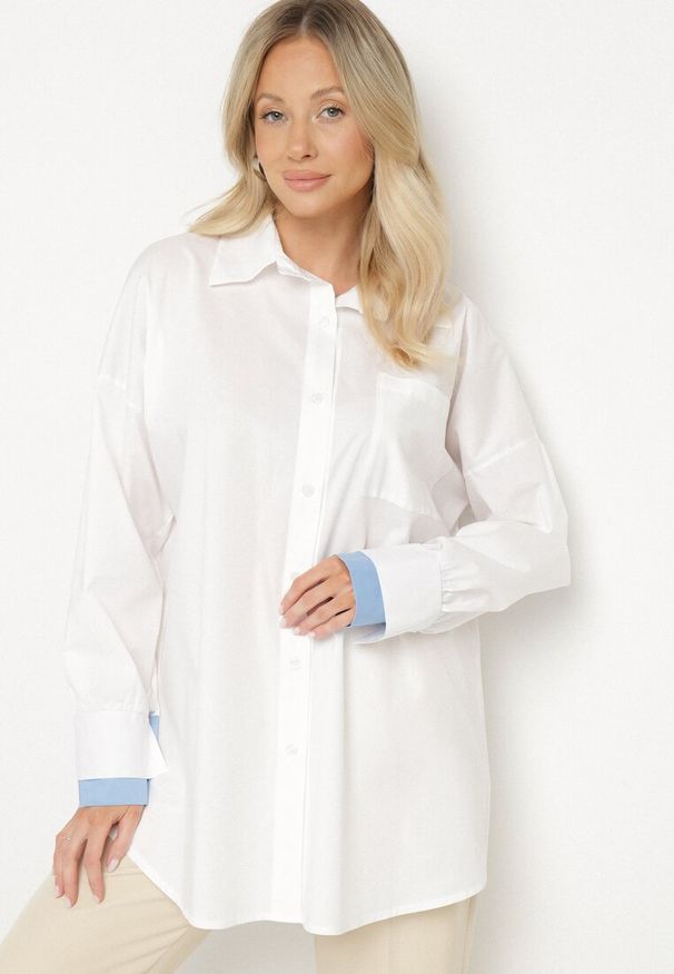 Born2be - Biała Klasyczna Koszula z Bawełny o Kroju Oversize Ronavelle. Okazja: na co dzień, na spotkanie biznesowe, do pracy. Typ kołnierza: kołnierzyk klasyczny. Kolor: biały. Materiał: bawełna. Długość rękawa: długi rękaw. Długość: długie. Wzór: aplikacja. Styl: klasyczny