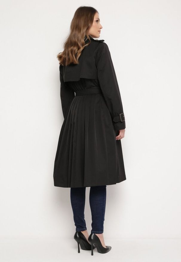 Born2be - Czarny Płaszcz Trencz Dwurzędowy z Plisami z Tyłu i Materiałowym Paskiem Hellie. Kolor: czarny. Materiał: materiał. Styl: elegancki