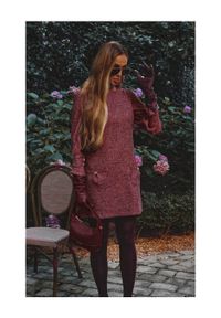 MOE - Elegancka sukienka tweedowa trapezowa mini bordowa. Okazja: na spotkanie biznesowe, do pracy, na co dzień. Typ kołnierza: dekolt w łódkę, kokarda. Kolor: czarny, różowy, czerwony. Wzór: melanż, aplikacja. Typ sukienki: trapezowe. Materiał: tkanina, materiał, dzianina. Długość rękawa: długi rękaw. Sezon: lato. Styl: elegancki. Długość: mini #6