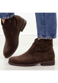 Brązowe zamszowe ażurowe botki damskie S.Barski 8019. Okazja: na co dzień. Nosek buta: okrągły. Kolor: brązowy. Szerokość cholewki: normalna. Wzór: ażurowy. Materiał: zamsz. Sezon: wiosna, jesień, lato. Obcas: na obcasie. Styl: casual, elegancki, klasyczny. Wysokość obcasa: niski #1