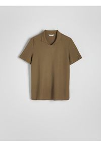 Reserved - Koszulka polo regular - ciemnozielony. Typ kołnierza: polo. Kolor: zielony. Materiał: dzianina. Wzór: gładki #1