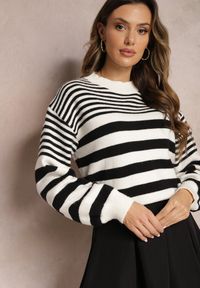 Renee - Biało-Czarny Klasyczny Sweter w Paski ze Ściągaczami Nirru. Kolor: biały. Wzór: paski. Styl: klasyczny