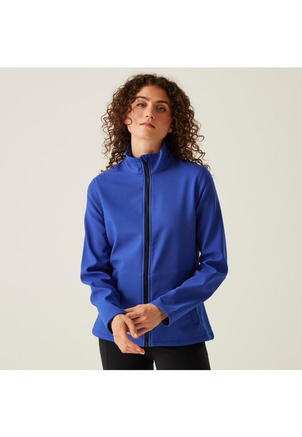 Regatta - Softshell roboczy damski Ablaze. Kolor: niebieski. Materiał: softshell. Sezon: zima, jesień. Sport: turystyka piesza