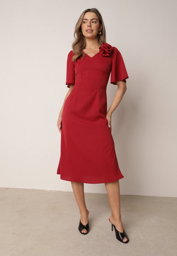 Born2be - Czerwona Koktajlowa Sukienka VICES ze Zwiewnymi Rękawami i Kwiatową Aplikacją 3D Talilia. Okazja: na wesele, na ślub cywilny, na imprezę. Kolor: czerwony. Wzór: aplikacja, kwiaty. Styl: wizytowy