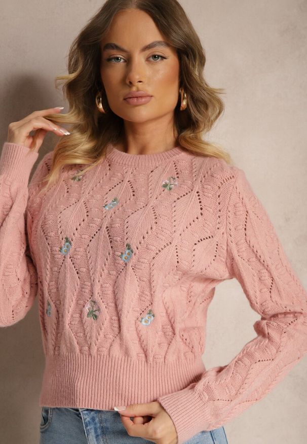 Renee - Różowy Sweter z Haftowanymi Kwiatkami i Tłoczeniem Innara. Okazja: na randkę. Kolor: różowy. Wzór: kwiaty, haft. Styl: elegancki