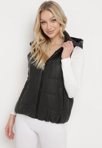Born2be - Czarna Kamizelka z Odpinanym Kapturem i Kieszeniami Pikowana Aggevia. Kolor: czarny #6