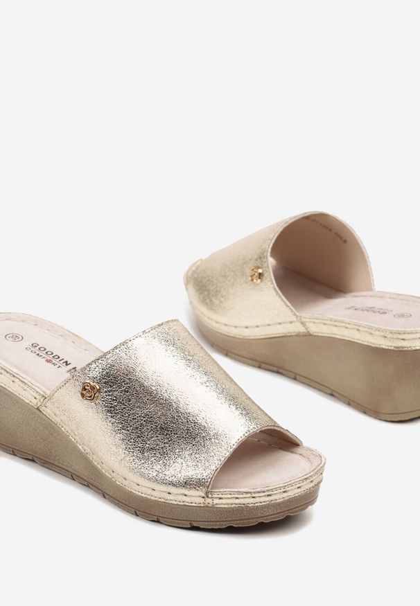 Born2be - Złote Klapki na Koturnie z Szerokim Paskiem i Skórzaną Wkładką Amirana. Kolor: złoty. Materiał: skóra. Obcas: na koturnie. Styl: elegancki