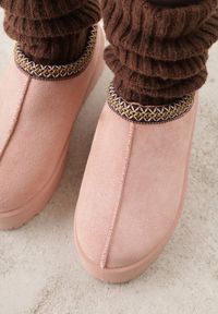 Renee - Różowe Śniegowce na Platformie z Niską Cholewką i Haftowanym Wzorem Zivilae. Okazja: na co dzień. Wysokość cholewki: przed kostkę. Kolor: różowy. Materiał: puch, jeans. Szerokość cholewki: normalna. Wzór: haft. Obcas: na platformie. Styl: casual #7