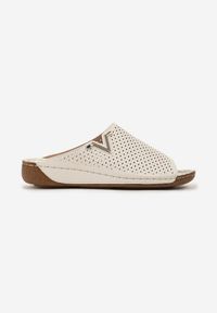 Born2be - Białe Klapki Vices z Perforowaną Cholewką Sarianae. Okazja: na co dzień. Kolor: biały. Styl: elegancki, casual #4