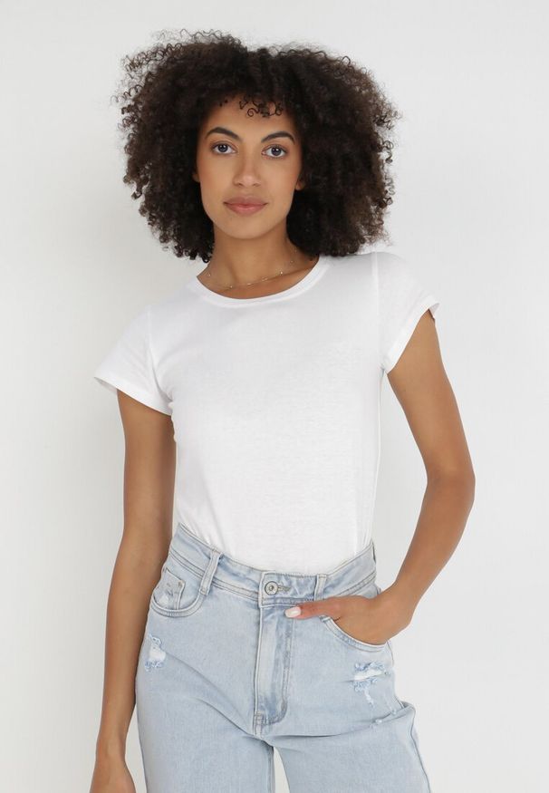 Born2be - Biały T-shirt Gathanthei. Okazja: na co dzień, do domu. Kolor: biały. Materiał: dzianina, bawełna, jeans, dresówka. Długość rękawa: krótki rękaw. Długość: krótkie. Wzór: gładki. Styl: casual, klasyczny, sportowy