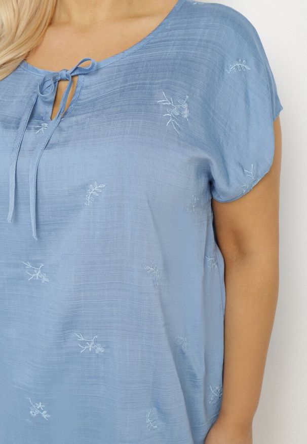 Born2be - Niebieska Bluzka z Haftem i Sznurkiem Przy Dekolcie Mepaya. Okazja: na co dzień. Kolekcja: plus size. Kolor: niebieski. Długość rękawa: krótki rękaw. Długość: krótkie. Wzór: haft. Sezon: lato. Styl: casual, elegancki, klasyczny