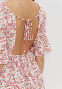 Born2be - Różowa Sukienka Myspheme. Typ kołnierza: dekolt w serek. Kolor: różowy. Materiał: tkanina. Długość rękawa: krótki rękaw. Wzór: kolorowy, kwiaty. Sezon: lato. Długość: mini #5