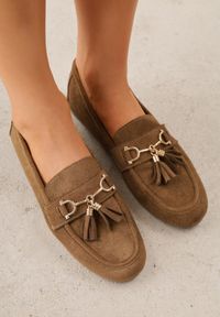 Born2be - Ciemnobeżowe Mokasyny VICES z Modnymi Chwostami z Imitacji Zamszu z Wkładką z Naturalnej Skóry Calirea. Okazja: na co dzień, do pracy. Kolor: beżowy. Materiał: skóra, zamsz. Wzór: aplikacja. Styl: casual, klasyczny, elegancki #1