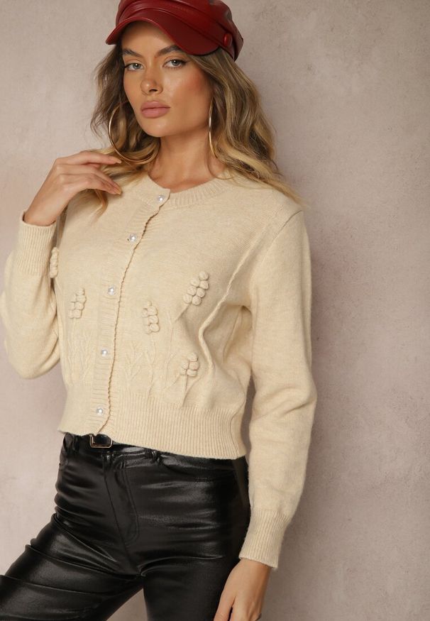 Renee - Beżowy Wiskozowy Kardigan z Guzikami Perełkami Brokatem Tłoczeniem i Kuleczkami Harirani. Kolor: beżowy. Materiał: wiskoza. Styl: klasyczny