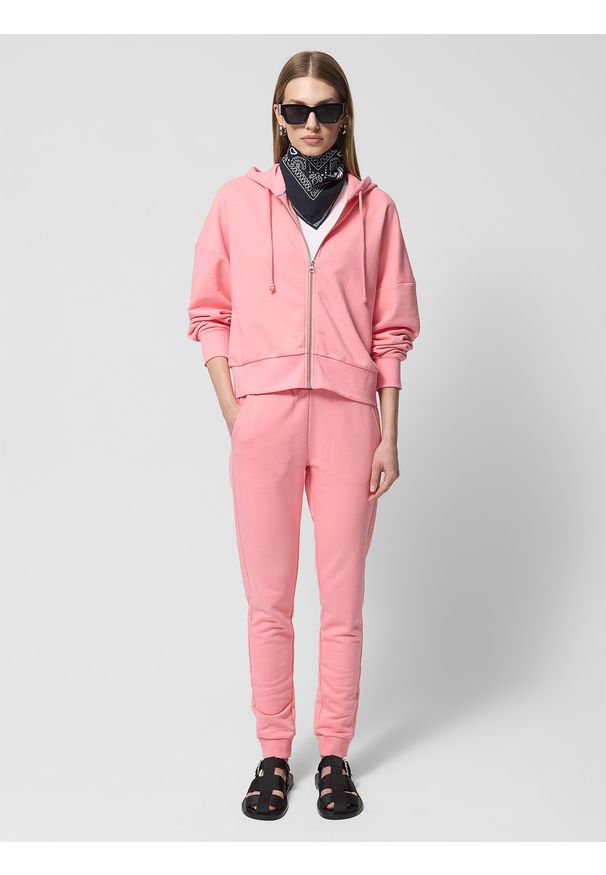 outhorn - Spodnie dresowe joggery damskie Outhorn - różowe. Kolor: różowy. Materiał: dresówka. Wzór: gładki, ze splotem