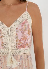 Born2be - Różowa Sukienka Bakrey. Kolor: różowy. Materiał: koronka, wiskoza, tkanina. Długość rękawa: na ramiączkach. Wzór: aplikacja, kwiaty, nadruk. Sezon: lato. Długość: maxi #3