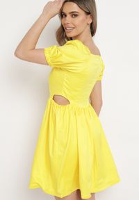Born2be - Żółta Sukienka Mini Rozkloszowana z Dekoltem Ozdobionym Cyrkoniami i Wycięciami po Bokach Delphira. Kolor: żółty. Wzór: aplikacja. Typ sukienki: rozkloszowane. Długość: mini #2