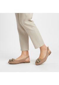 Beżowe Sandały Armodo Eleganckie Obuwie Damskie. Okazja: na co dzień, na ślub cywilny, na wesele, na imprezę. Zapięcie: pasek. Kolor: beżowy. Materiał: skóra, welur. Wzór: aplikacja, paski. Styl: elegancki #1