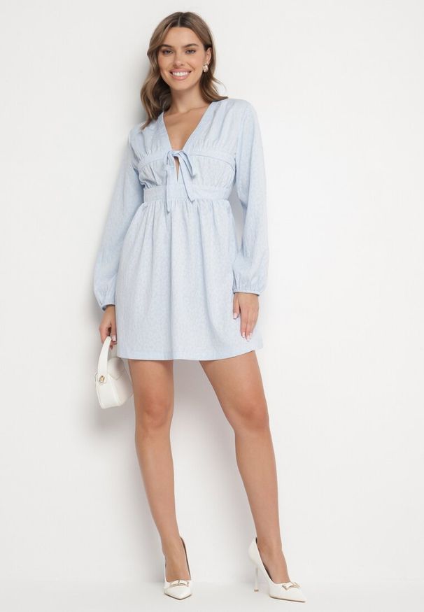 Born2be - Niebieska Sukienka o Rozkloszowanym Kroju Ozdobiona Wiązaniem Elretira. Okazja: na co dzień. Kolor: niebieski. Długość rękawa: długi rękaw. Wzór: aplikacja. Typ sukienki: proste, rozkloszowane. Styl: casual, elegancki