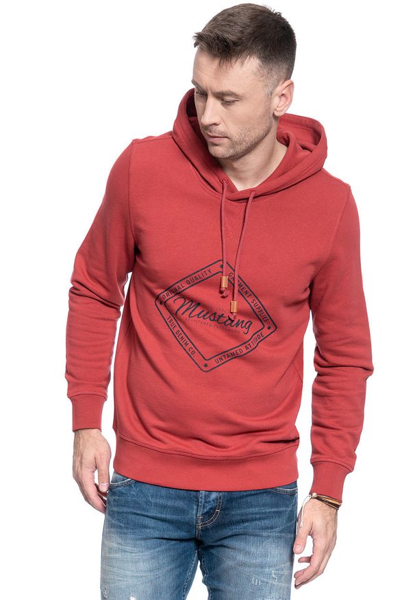 Mustang - BLUZA MUSTANG MĘSKA Printed Hoodie GARNET 1006368 7146. Typ kołnierza: kaptur. Wzór: nadruk