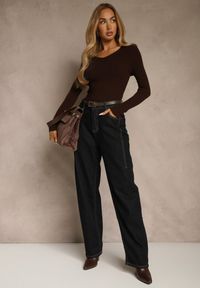 Renee - Brązowy Sweter o Klasycznym Fasonie w Drobne Prążki Vorida. Typ kołnierza: dekolt w łódkę. Kolor: brązowy. Materiał: tkanina, jeans. Wzór: prążki. Styl: klasyczny #4