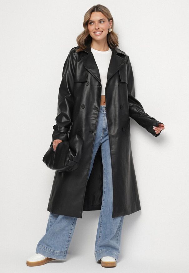 Born2be - Czarny Płaszcz w Stylu Trencza z Ekoskóry Paskiem w Talii i Ozdobnymi Klapami Sintesca. Okazja: na co dzień. Kolor: czarny. Materiał: jeans. Styl: elegancki, casual, klasyczny