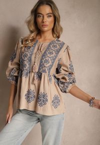 Renee - Brązowa Wiskozowa Bluzka w Stylu Boho z Falbanką Zdobiona Haftem i Wiązaniem Aerraza. Okazja: na co dzień, na spacer. Kolor: brązowy. Materiał: wiskoza. Wzór: aplikacja, haft. Styl: boho #5