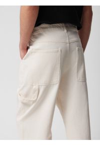 outhorn - Jeansy comfort z prostymi nogawkami męskie - złamana biel. Stan: podwyższony. Materiał: jeans