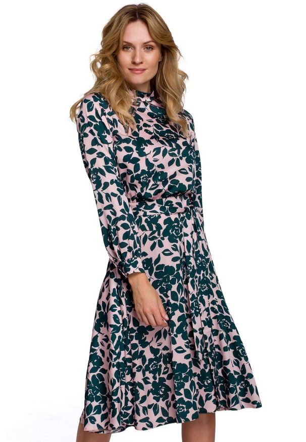 Makover - Rozkloszowana sukienka w kwiaty. Typ kołnierza: kołnierzyk stójkowy. Materiał: tkanina. Wzór: kwiaty. Typ sukienki: rozkloszowane