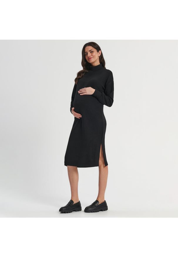 Sinsay - Sukienka midi ze stójką MAMA - Czarny. Typ kołnierza: kołnierzyk stójkowy. Kolor: czarny. Długość: midi