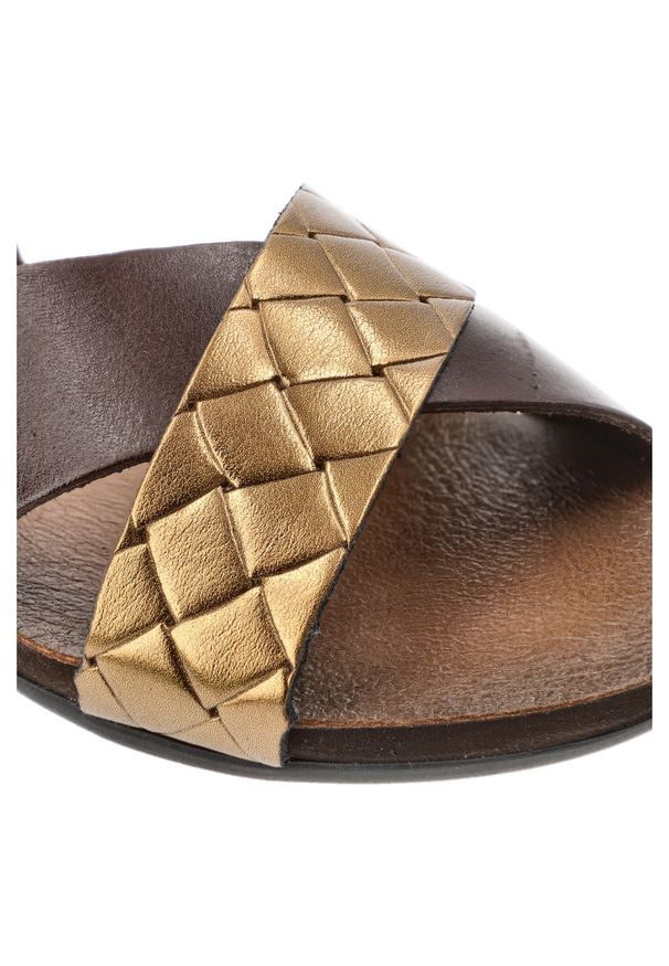 Sandały damskie Armodo, cholewka ze skóry naturalnej z kontrastowym plecionym paskiem o metalicznym wykończeniu, brązowe, 40141. Zapięcie: pasek. Kolor: brązowy. Materiał: skóra