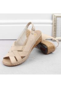 Skórzane komfortowe sandały damskie na koturnie beżowe Rieker 66189-60 beżowy. Kolor: beżowy. Materiał: skóra. Obcas: na koturnie #6
